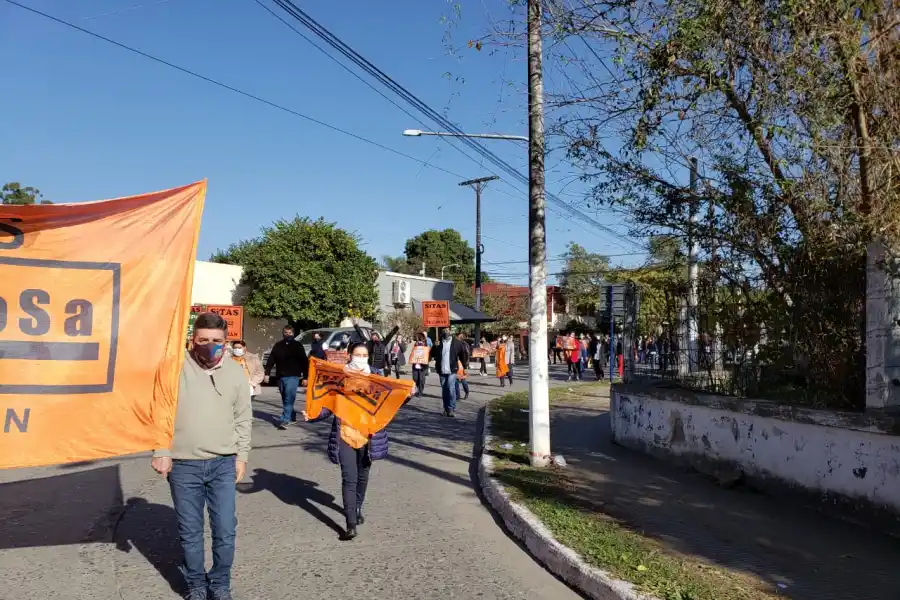 Con una caravana vehicular, los médicos cumplen el segundo día de paro en Tucumán