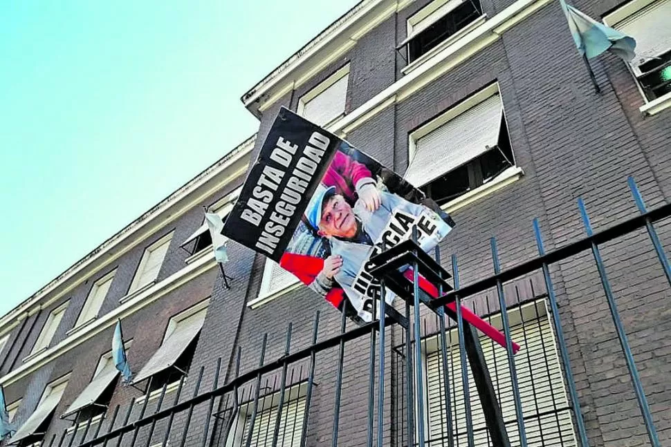 UNA MUESTRA DEL DOLOR. Los manifestante colgaron un cartel con la cara de Porcel en la reja de tribunales de avenida Sarmiento. la gaceta / foto de santiago re