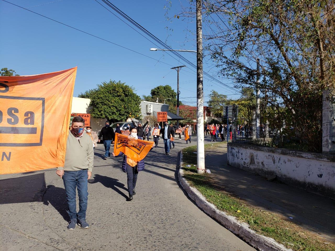 Con una caravana vehicular, los médicos cumplen el segundo día de paro en Tucumán