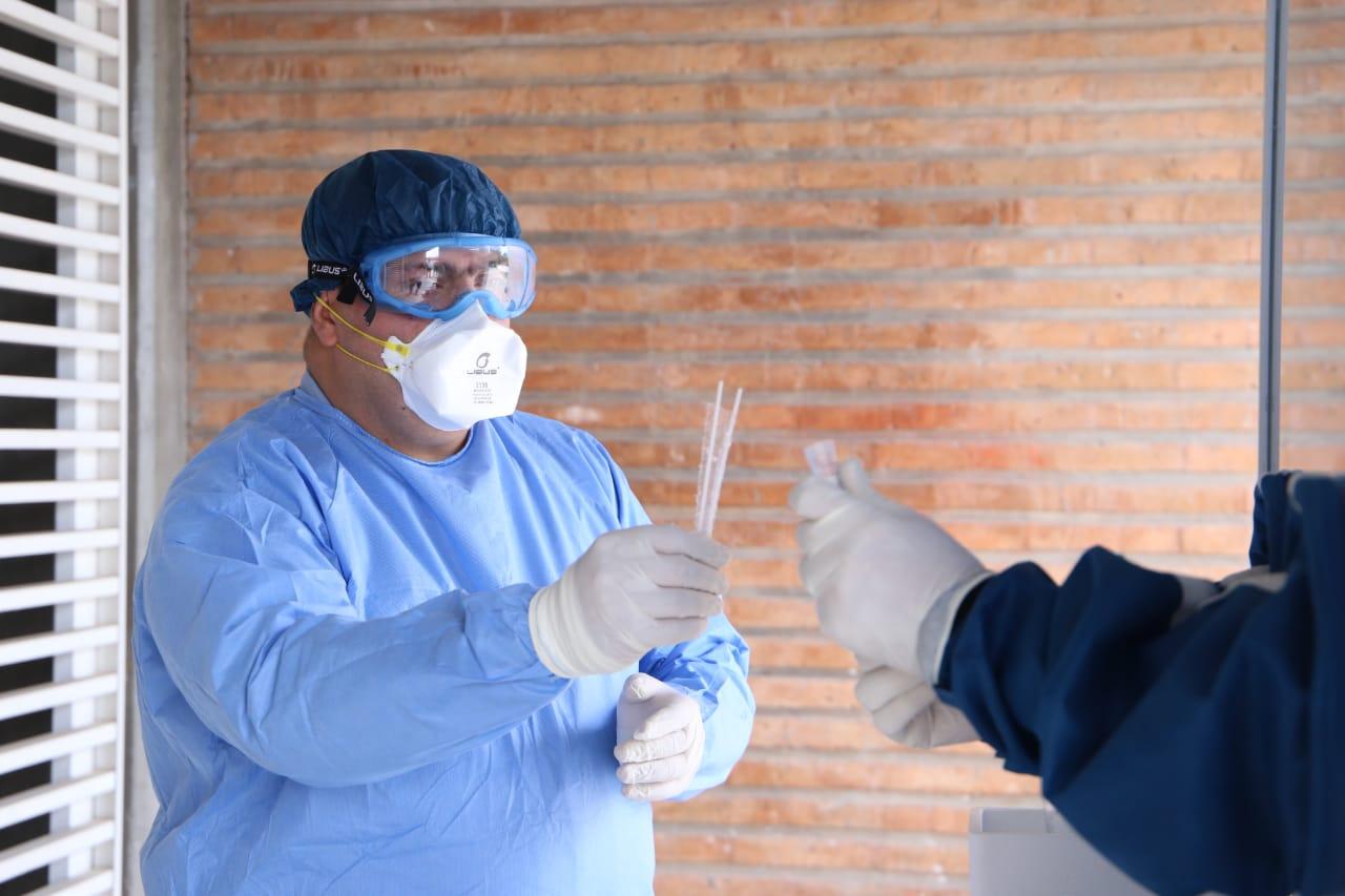 EXPUESTOS. Un agente de la Salud, antes de efectuar un hisopado. Foto: Ministerio de Salud Pública