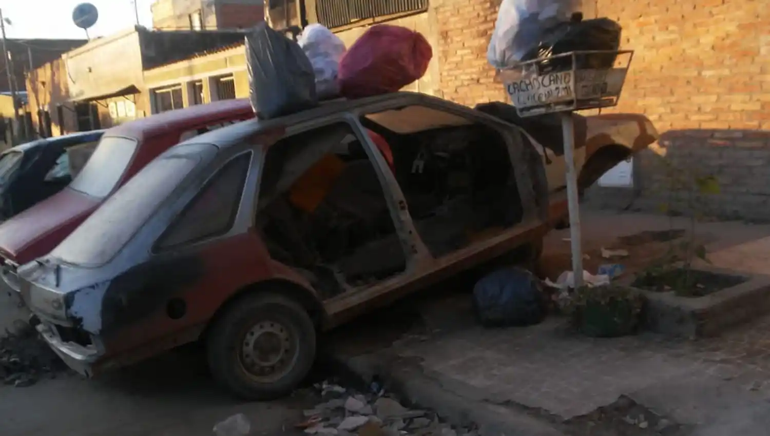 Susto por caída de postes en barrio San Francisco