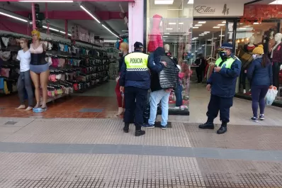 Un vendedor ambulante fue acusado de haber robado un celular en la peatonal