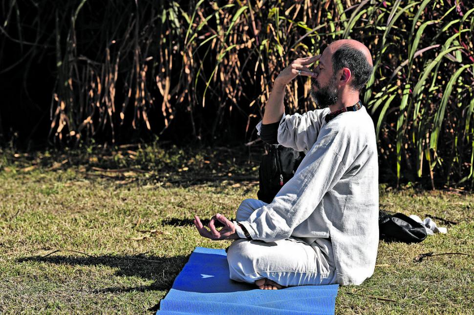 LA MADRE DE LAS POSICIONES PARA MEDITAR.  El instructor, en la pose de loto (Padmasana).    
