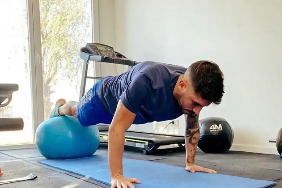 TRABAJA PARA LOGRARLO. Erbes hace flexiones de brazos en uno de sus tantos entrenamientos de cuarentena.