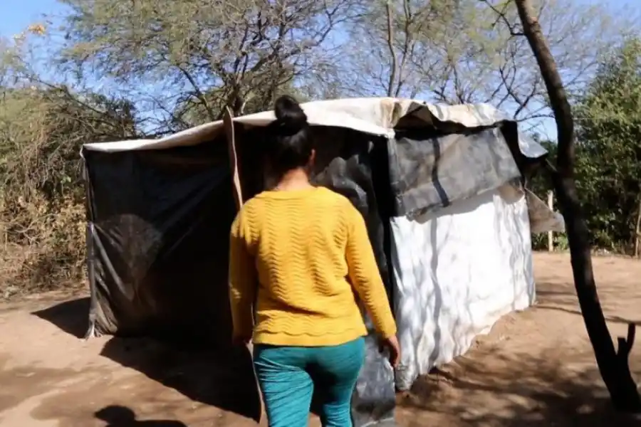PRECARIEDAD. Algunas pobladoras viven con sus hijos en carpas de lona. 