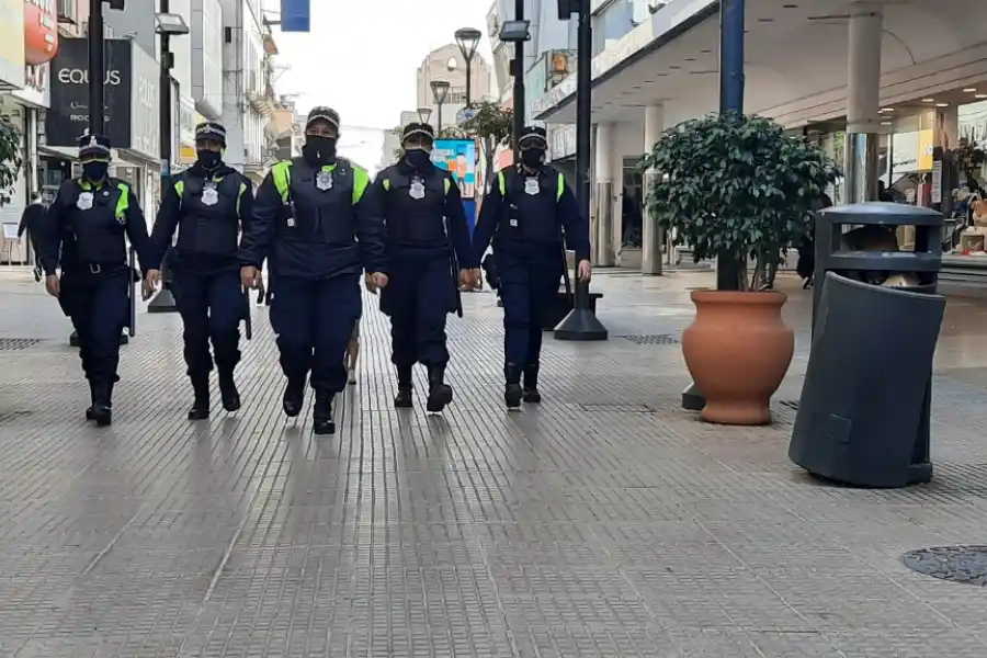 EN CUSTODIA. Cinco agentes caminan por la peatonal. Foto: Prensa Ministerio de Seguridad