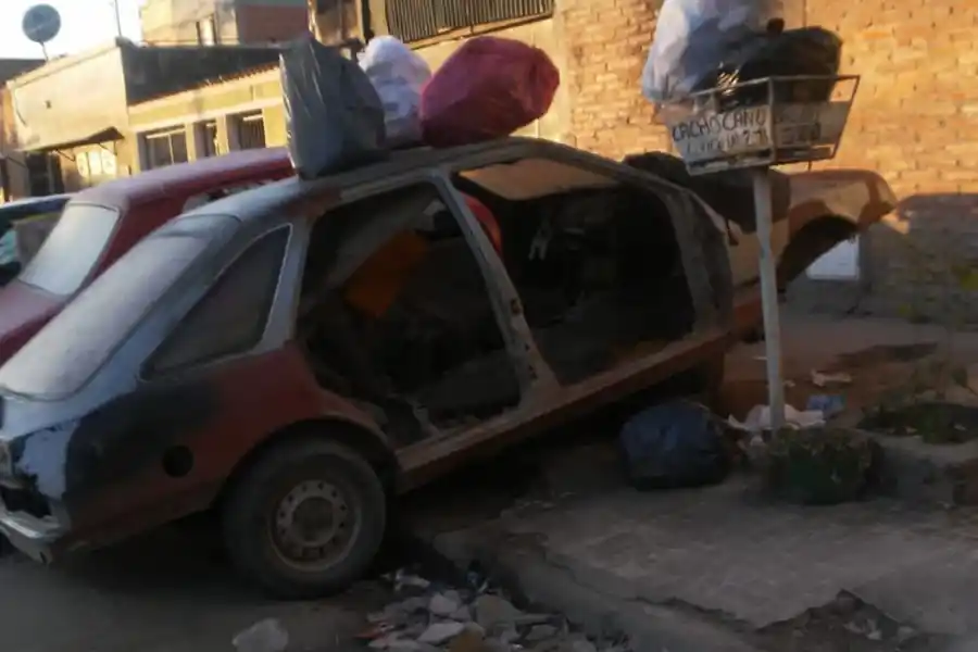 Susto por caída de postes en barrio San Francisco
