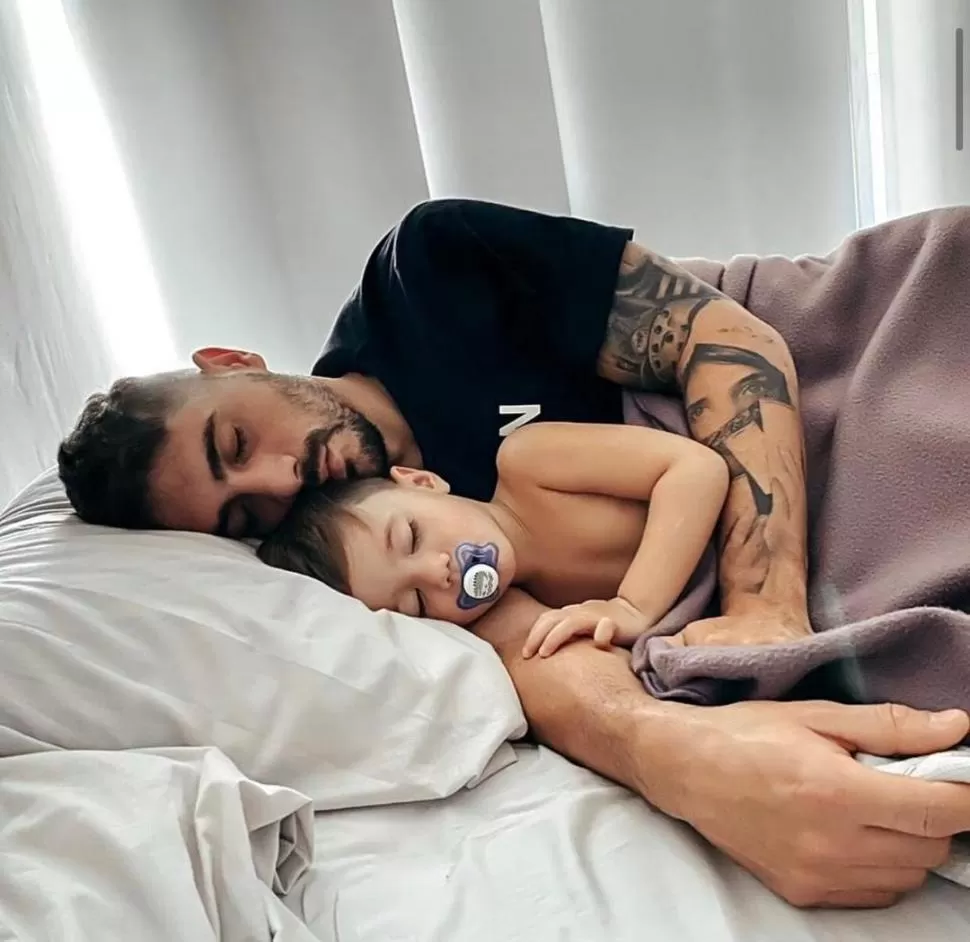 SUEÑO COMPARTIDO. Erbes duerme plácidamente junto con su hijo Benicio, en Buenos Aires. Allí firmó el nuevo contrato. 