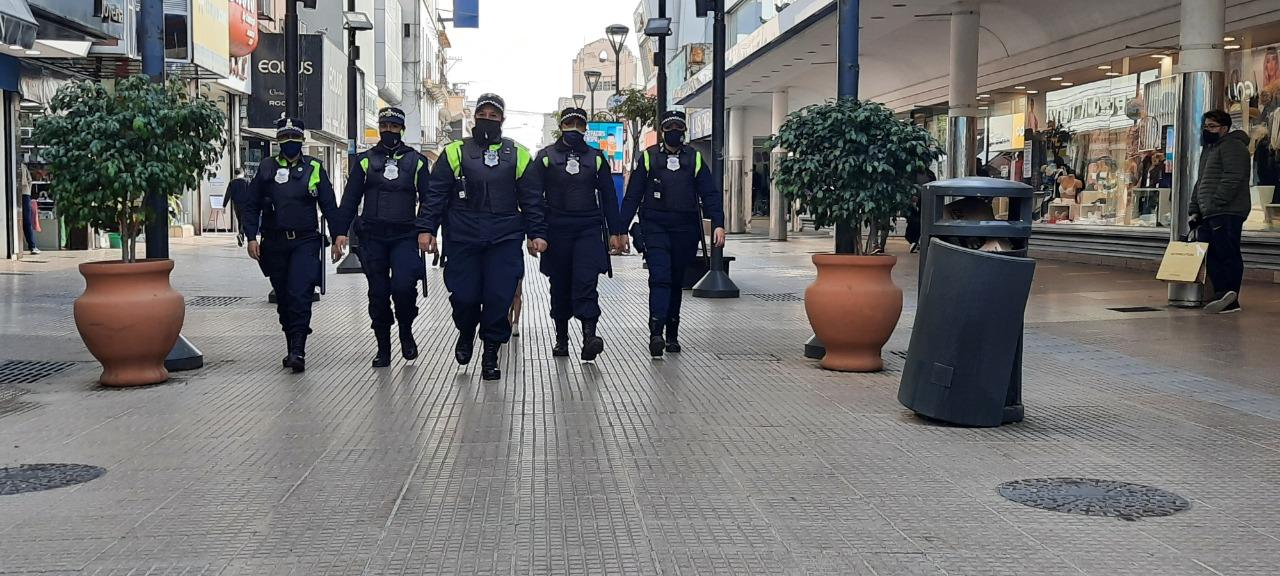EN CUSTODIA. Cinco agentes caminan por la peatonal. Foto: Prensa Ministerio de Seguridad