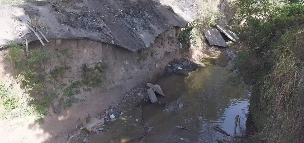 Entre la basura y el agua estancada: los canales tucumanos piden a gritos refacciones