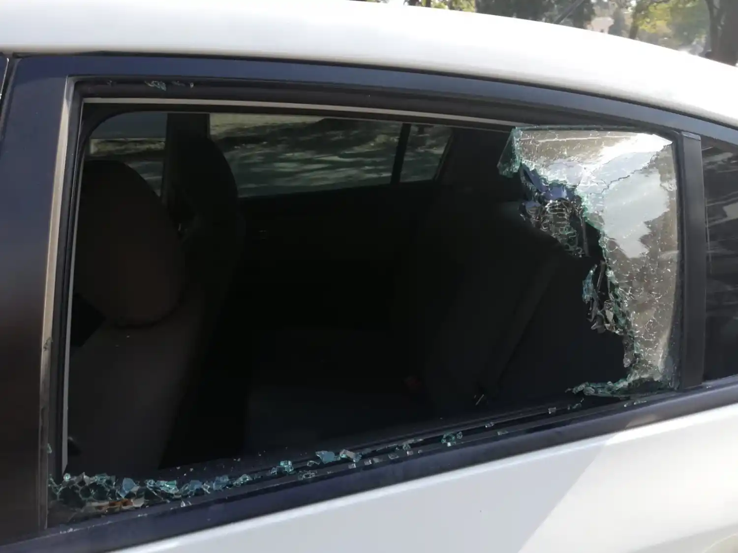 Volvieron los rompevidrios: atacaron a un hombre a la salida de la zona bancaria