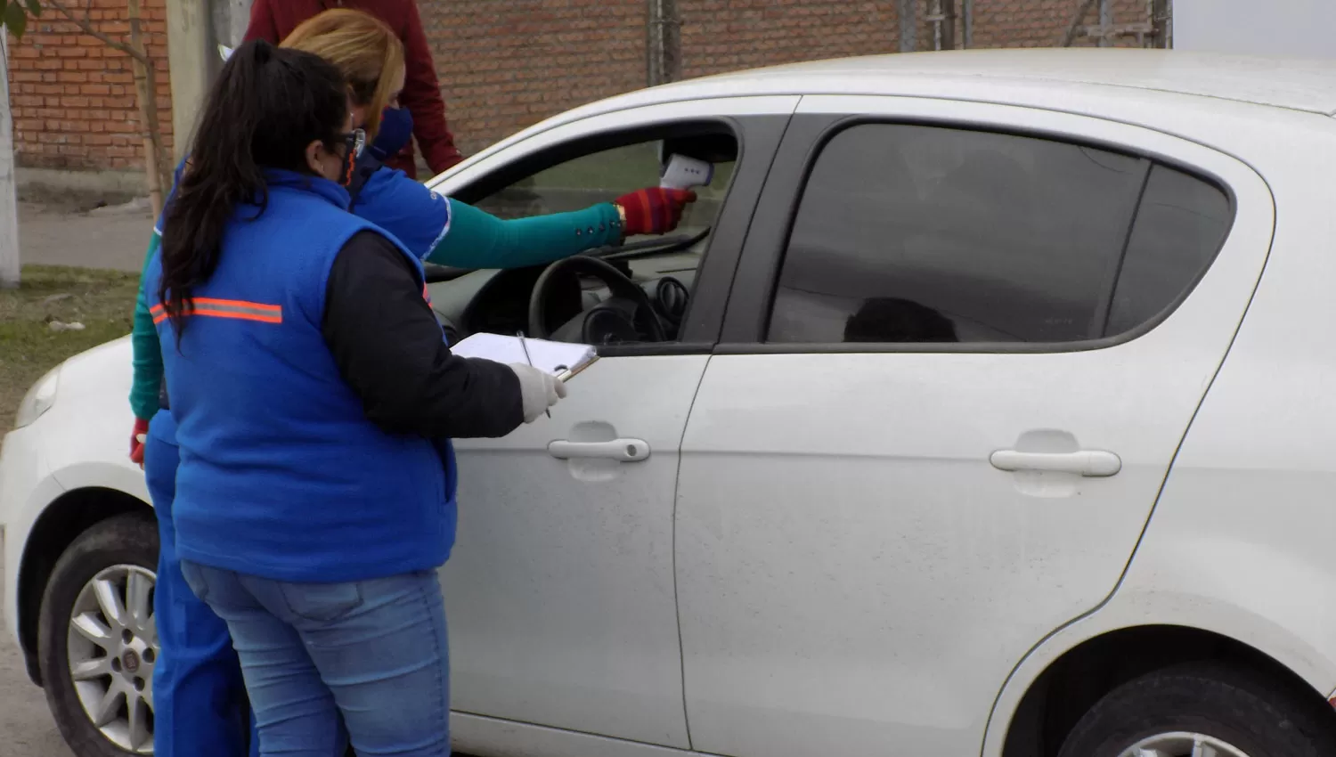 CON TERMÓMETRO. En Monteros le controlan la temperatura a los automovilistas.