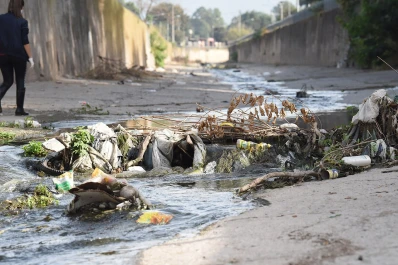 Entre la basura y el agua estancada: los canales tucumanos piden a gritos refacciones