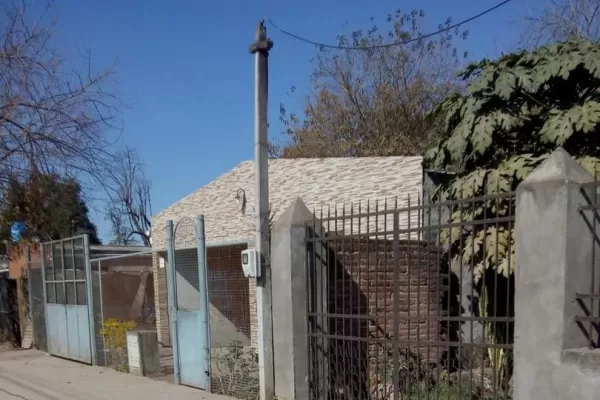 Susto por caída de postes en barrio San Francisco