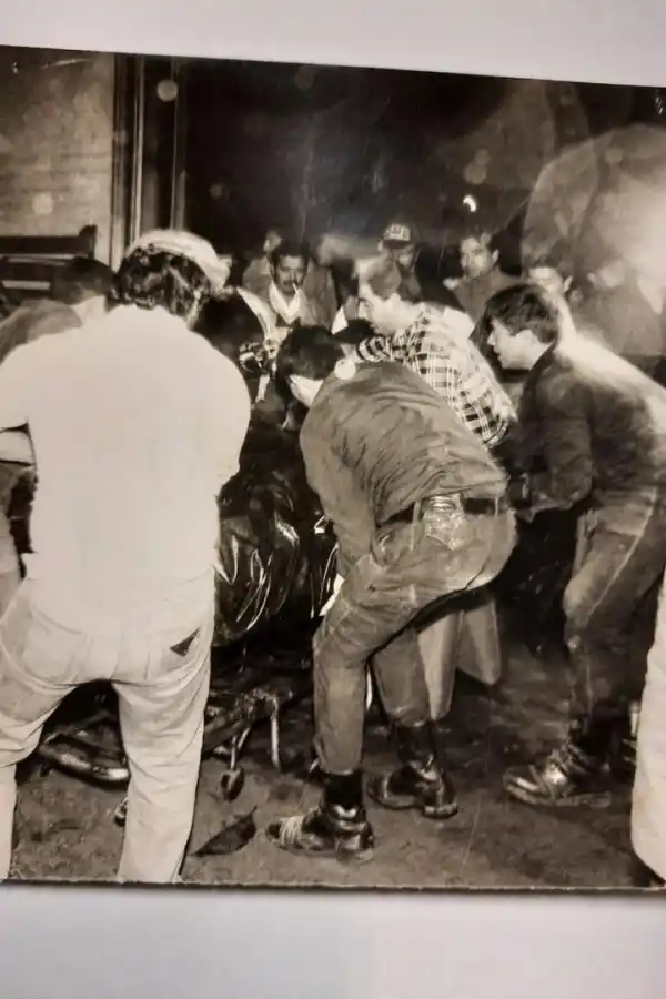 UNA DURA TAREA. Policías y bomberos retiran de la casa de “Doña Rosa” el cuerpo de la mujer que había sido asesinada en el interior de la vivienda por el llamado “Trío de la muerte”. 