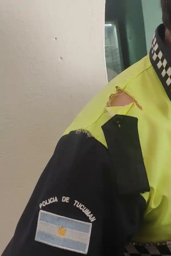 RESISTENCIA A LA AUTORIDAD. Pasarín le habría roto el uniforme al comisario Ruiz.