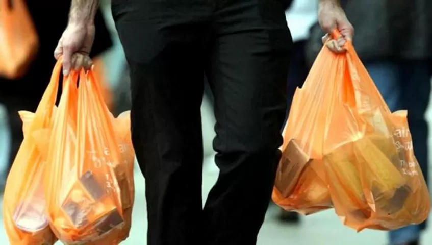 INICIATIVA ECOLÓGICA. El legislador bancario Eduardo Bourlé presentó un proyecto para prohibir bolsas y sorbetes de plástico.
