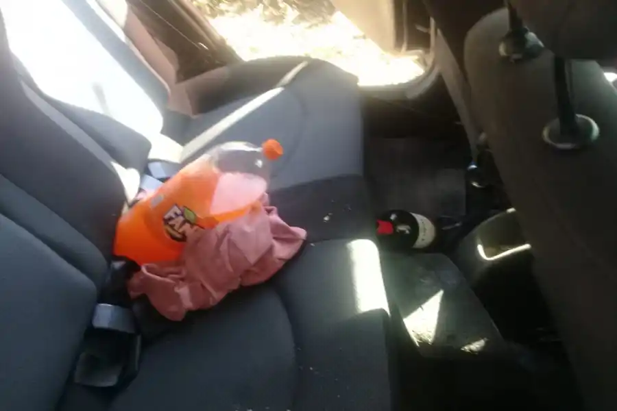 BEBIDAS ALCOHÓLICAS. Dentro del vehículo había una botella de vino.