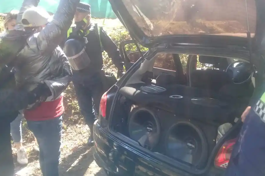 EL PEUGEOT 207. En este auto se trasladaban Pasarín y otras tres personas.