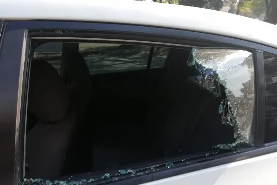 Volvieron los rompevidrios: atacaron a un hombre a la salida de la zona bancaria