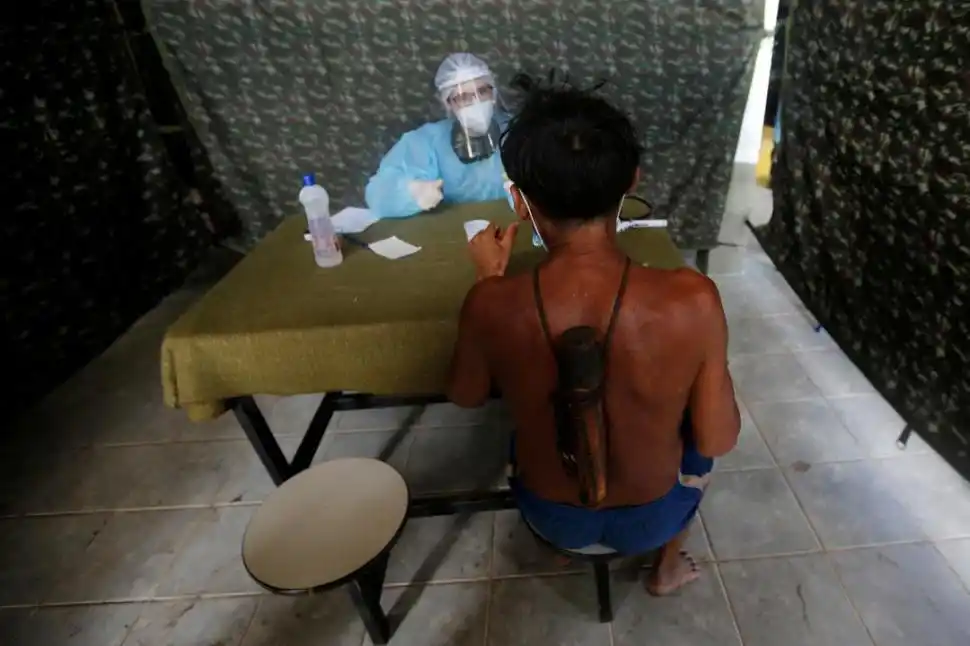 AMAZONIA. Médicos de las Fuerzas Armadas de Brasil realizan testeos en la frontera norte, donde atienden a miembros de la etnia Yanomami.   