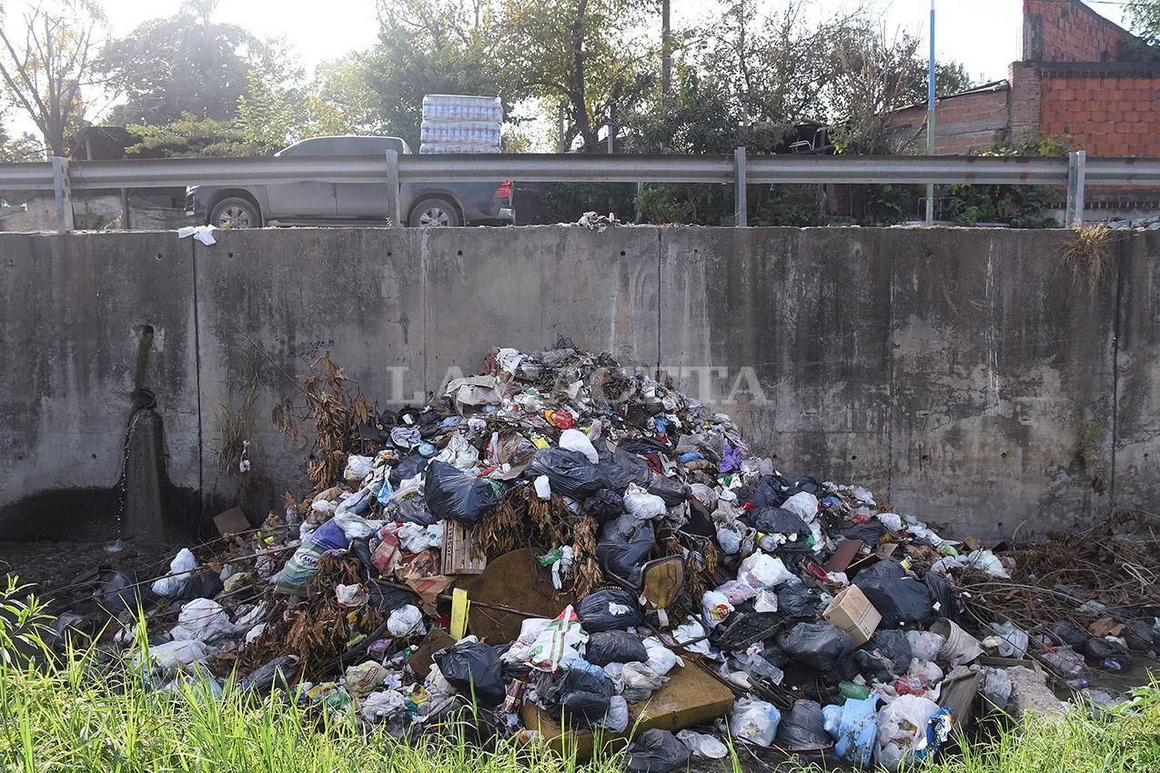 Entre la basura y el agua estancada: los canales tucumanos piden a gritos refacciones