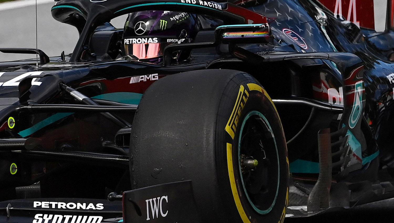 Nada nuevo en la Fórmula Uno. Hamilton voló con su Flecha, ahora pintada de negro. (Reuters)