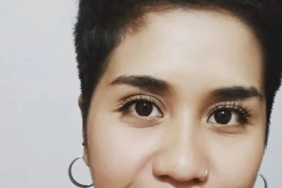 Mikaela Añasco tiene 28 años y busca a sus padres biológicos