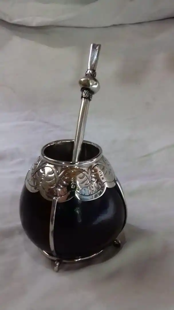 MIXTURA. Bombilla y mate hechos a mano por Martín Bignoli. Se trata de una pieza de plata reciente.