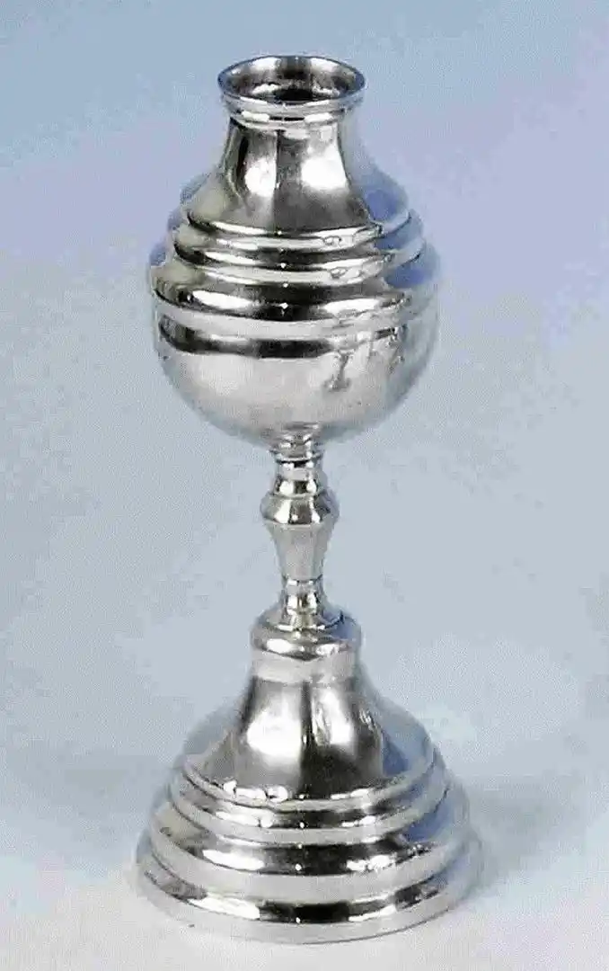 MATE. De fines del siglo XVIII, está hecho con plata batida a martillo. Pertenece a Sara Peña de Bascary.