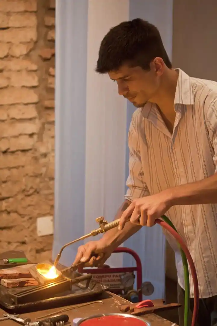 PLATERO. Martín Bignoli da cursos de platería criolla en el Museo Folklórico provincial.