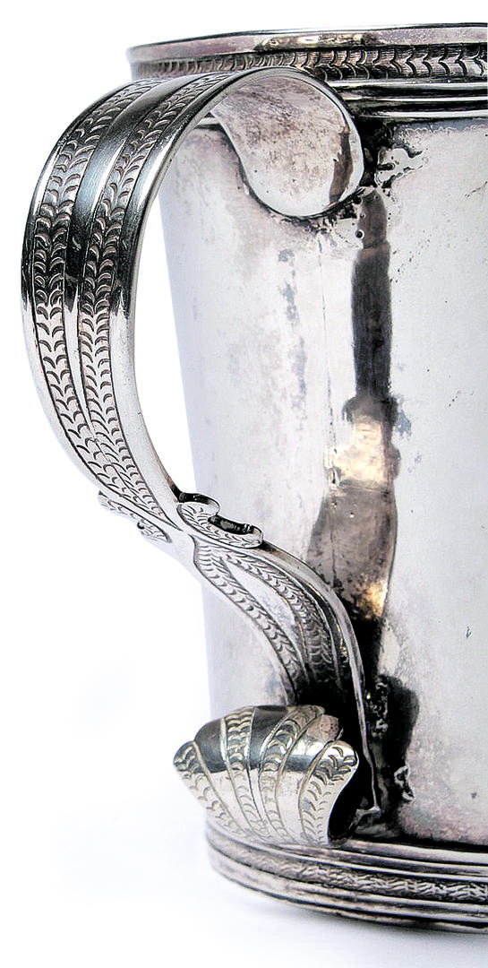 JARRO. Está hecho de plata trabajada a martillo y data de fines del siglo XVIII. Puede verse en el Museo Casa Histórica.