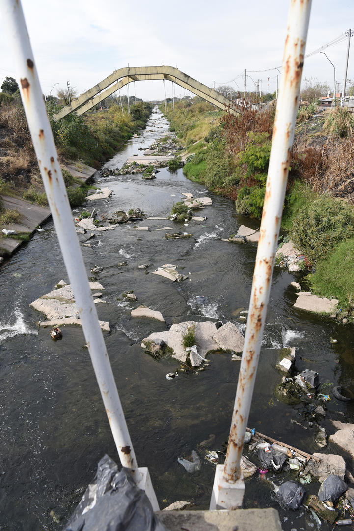 EL PUENTE QUE YA NO ES. Sobre el canal repleto de escombros se observa la estructura que quedó en pie tras la caída del puente, en 2018 