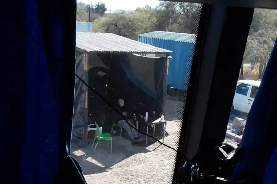 POR LA VENTANILLA. Un puesto de control en La Rioja. Foto: Gentileza Gustavo Schiavone