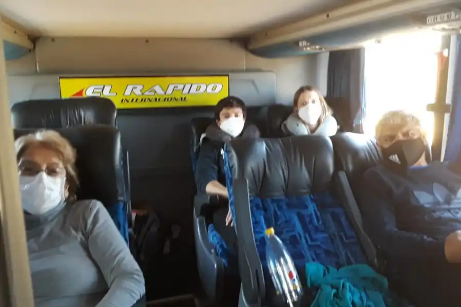 EN PLENO VIAJE. Pasajeros que comparten el colectivo con Schiavone y con Auad. Foto: Gentileza Gustavo Schiavone