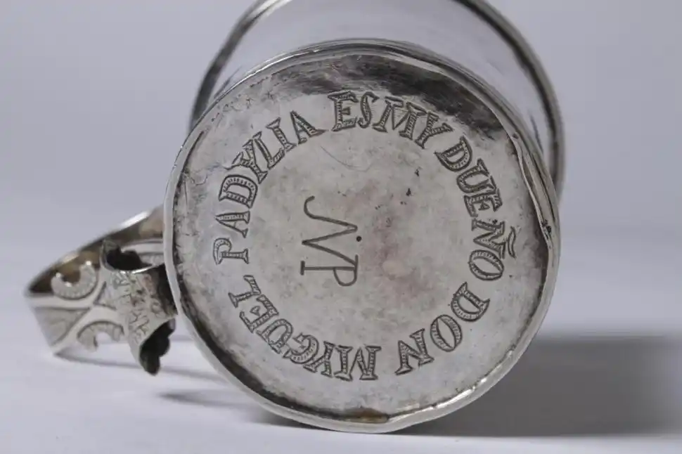 INICIALES. Debajo del jarro de plata alcanza a verse el nombre de su dueño: Miguel Padilla.