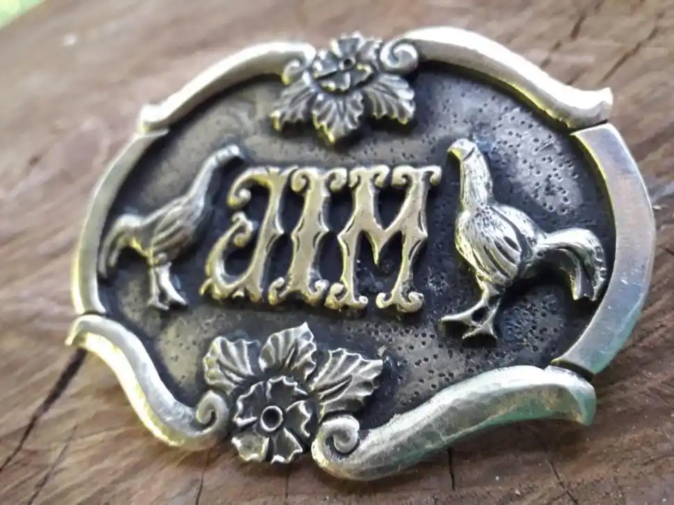 ACCESORIOS. El adorno -con ornamentos de animales y de flores- representa la hebilla de un cinturón.