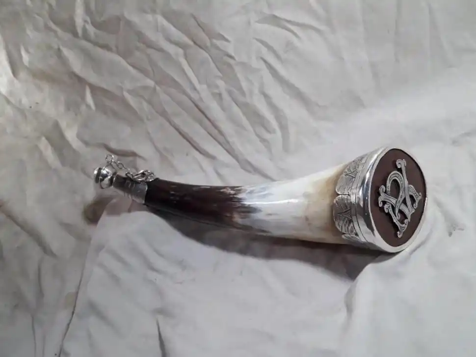 CHIFLE. Cuerno de toro o de buey que se usaba a modo de cantimplora para almacenar las bebidas. Fue hecho por el artesano Martín Bignoli.