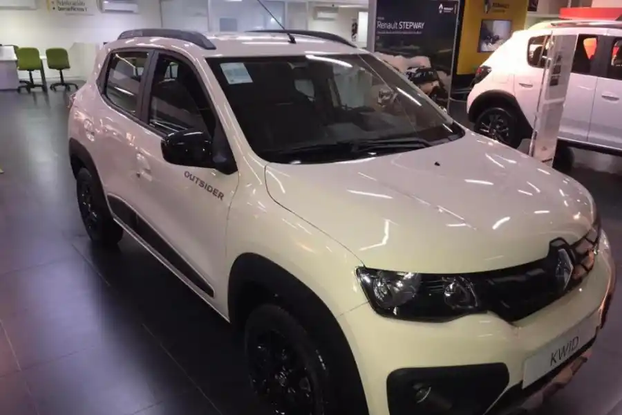 PREMIO AL ESFUERZO. Socios donaron el auto que será sorteado. 