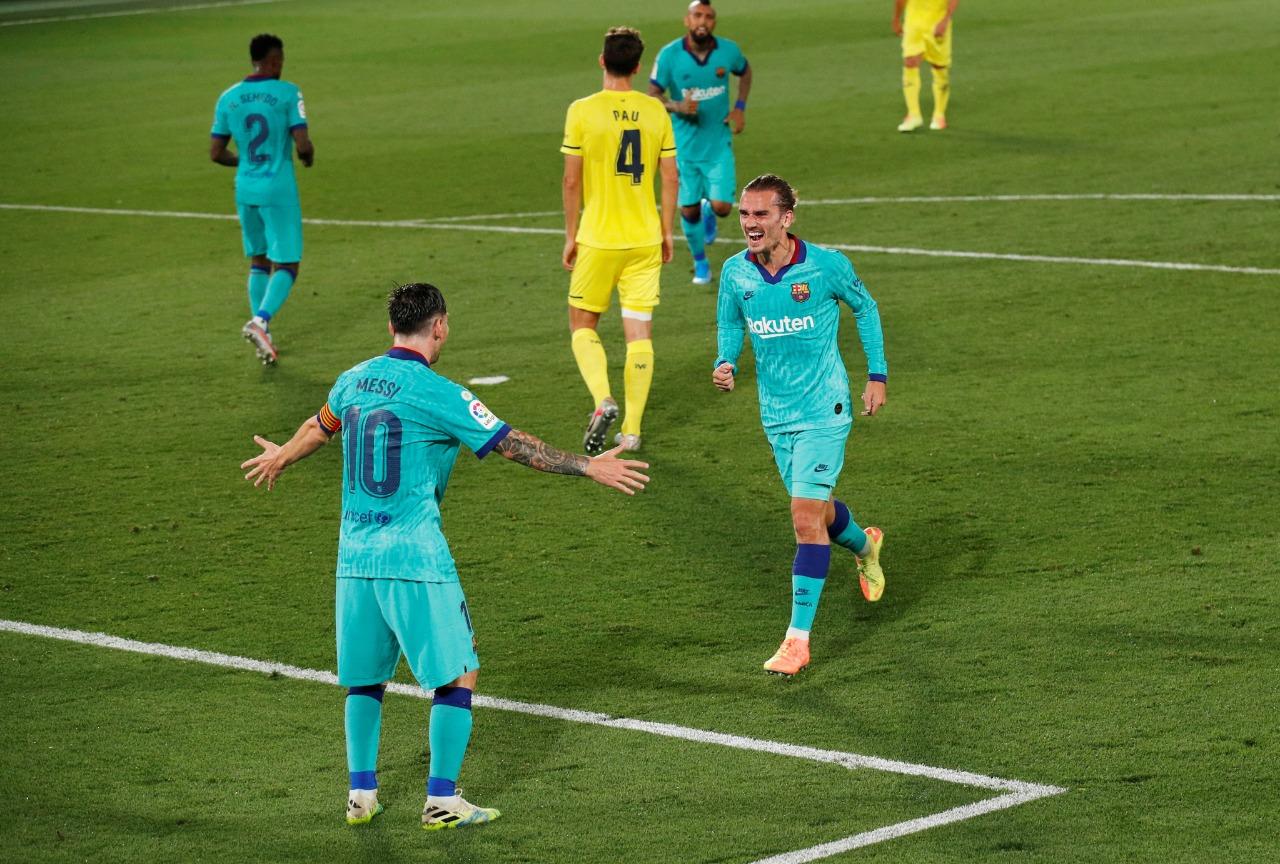 FESTEJO. Messi y Griezmann celebran el tercer gol del Barcelona. REUTERS 