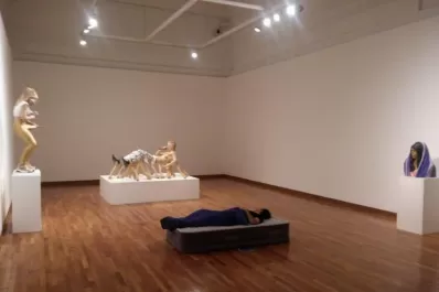 Cómo dormir en los museos y no morir en el intento ni pelearse con sus personajes