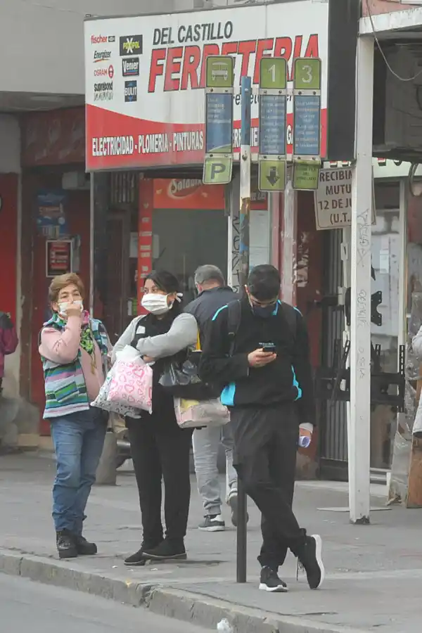 SIN RESPUESTAS. Miles de tucumanos necesitan del servicio de ómnibus.
