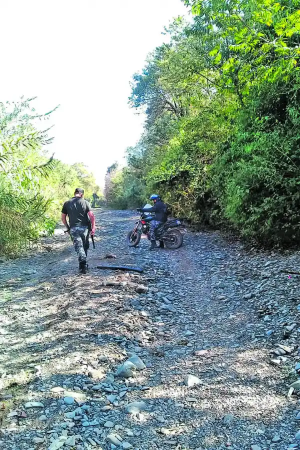 EL CAMINO. Guardias urbanas buscan las bicicletas robadas y a los autores del ataque.  