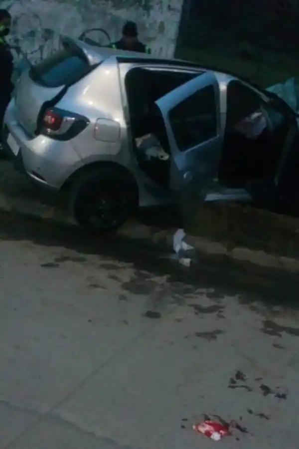 Perdió el control del auto y se estrelló contra una pared en la avenida Perón