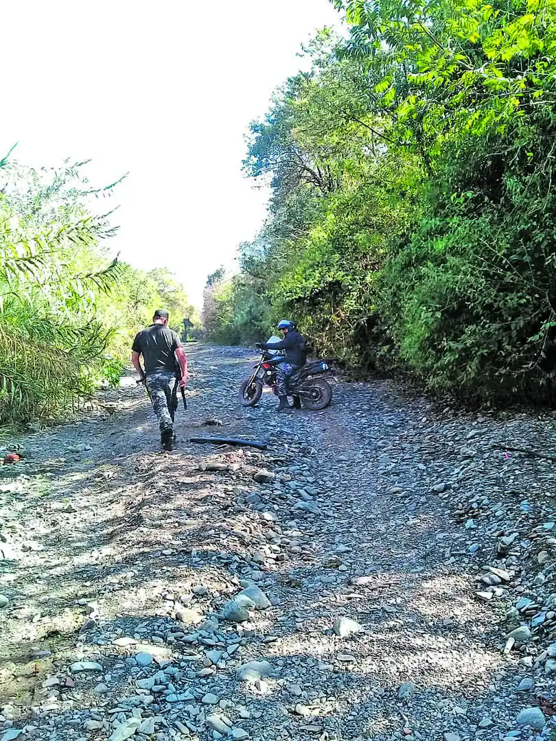 EL CAMINO. Guardias urbanas buscan las bicicletas robadas y a los autores del ataque.  