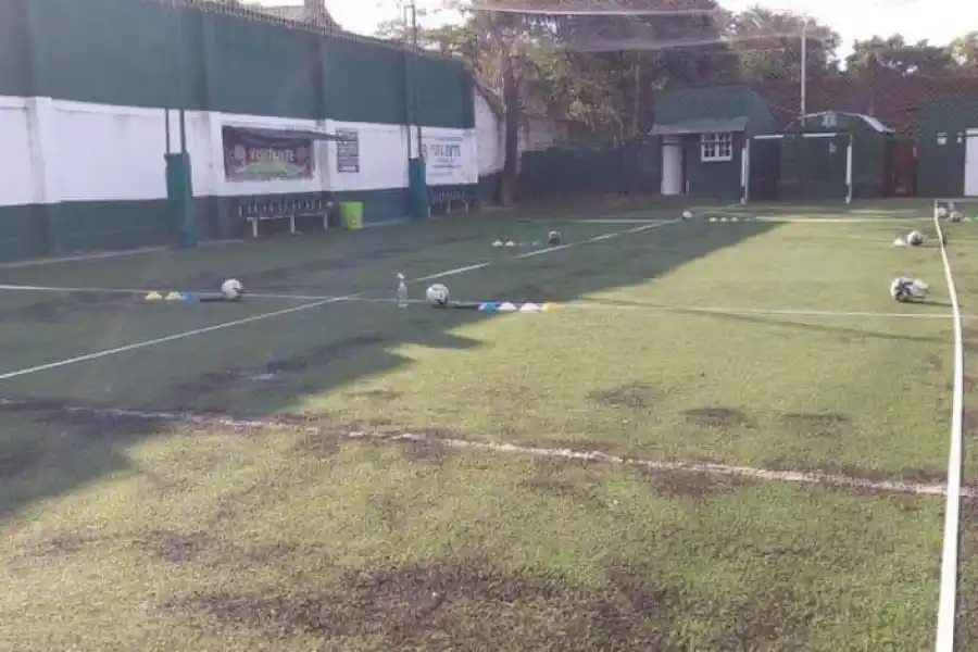 MARCAS. La cancha estará demarcada con ocho rectángulos. Cintas y pinturas son las opciones que hay para confeccionar la cuadrícula.  