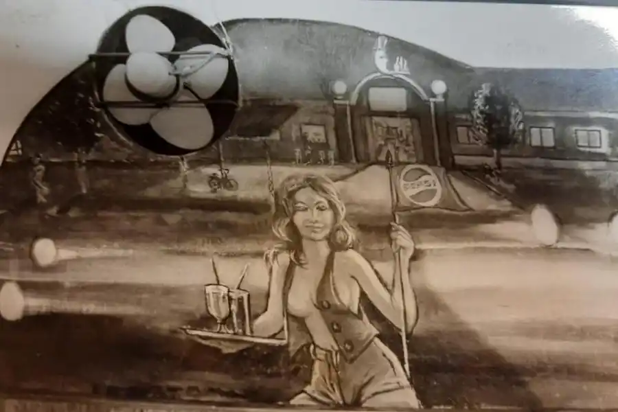 UNA DE SUS OBRAS. El mural que pintó el condenado Scarone en un bar de Alderetes.