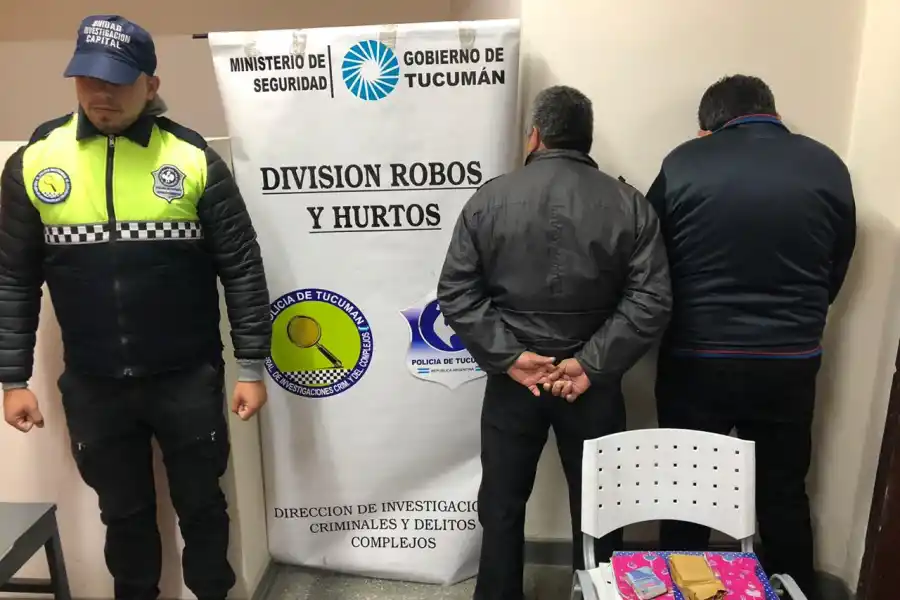 DETENIDOS. Los sospechosos, junto al secuestro. Foto: Ministerio de Seguridad.