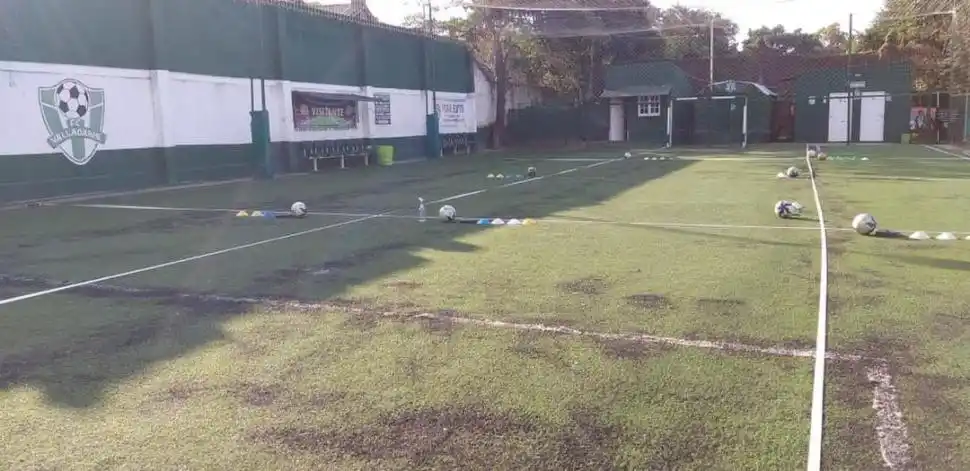 MARCAS. La cancha estará demarcada con ocho rectángulos. Cintas y pinturas son las opciones que hay para confeccionar la cuadrícula.  