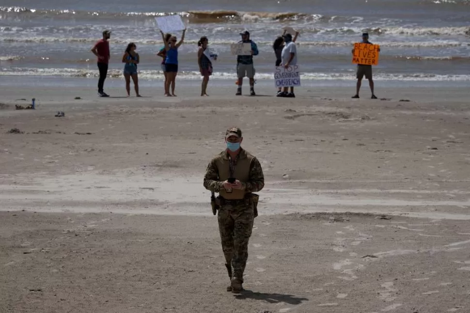 PROTESTAS. Un grupo de texanos reclama la apertura de las playas de Galveston, cerradas desde el inicio de la pandemia de coronavirus.  